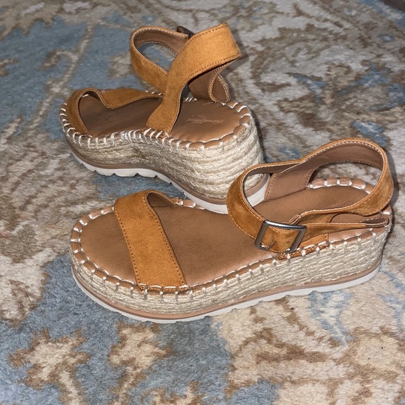 Universal Threads Sandals - Picture 4 of 8